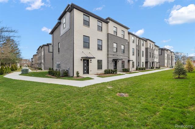 front view picture of 2845 Summers, Troy, MI. 48084