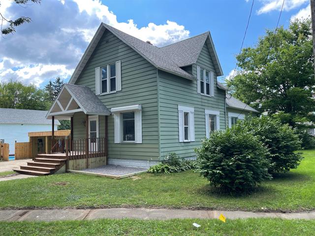 front view picture of 214 Sutherland Avenue, Watervliet, MI. 49098