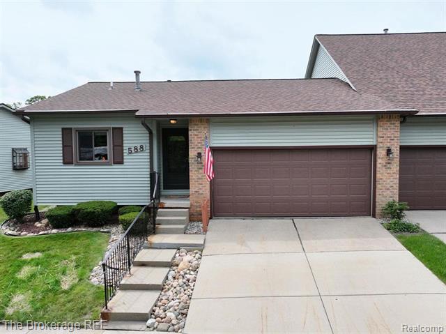 front view picture of 588 Oakbrook Circle, Flushing, MI. 48433