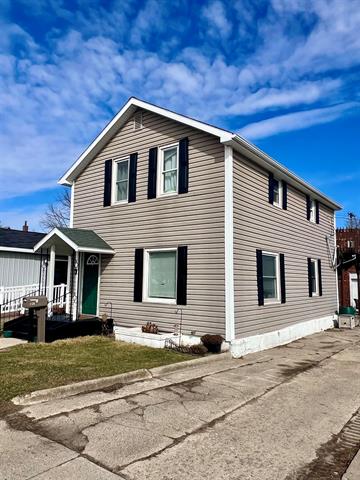 front view picture of 418 Woodworth Avenue, Alma, MI. 48801
