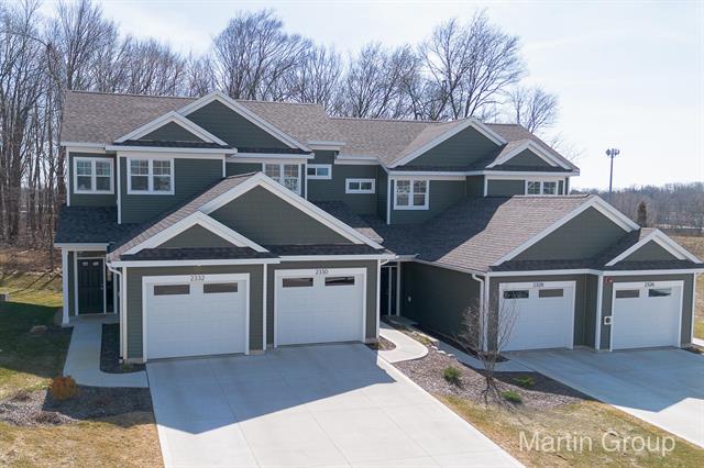 front view picture of 2328 Watertown Way Ne, Grand Rapids, MI. 49505