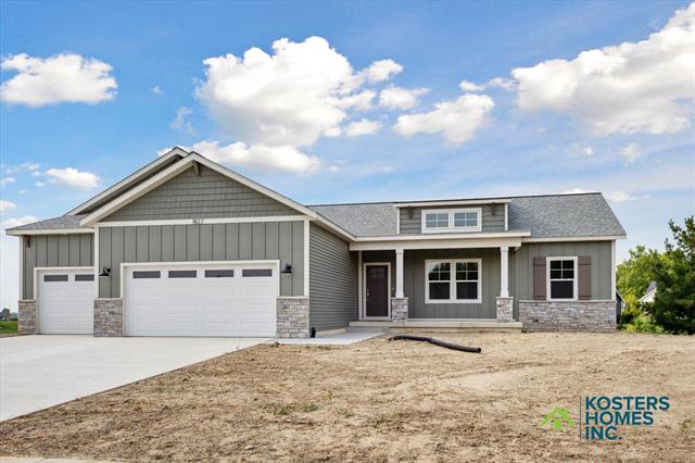 front view picture of 1827 Stratford Lane Nw, Grand Rapids, MI. 49534