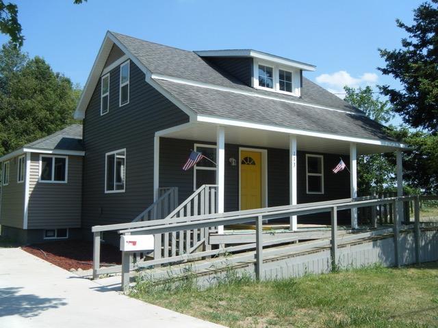 front view picture of 113 S Grover Avenue, Alma, MI. 48801