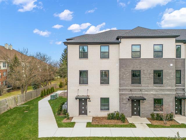 front view picture of 2853 Summers, Troy, MI. 48084