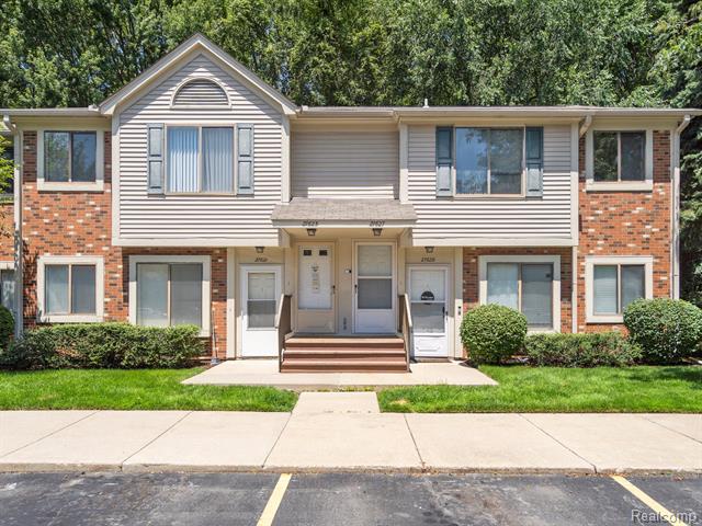 front view picture of 27627 Harrison Woods Lane, Harrison Township, MI. 48045