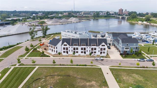 front view picture of 978 Harbor Drive E, Saint Joseph, MI. 49085