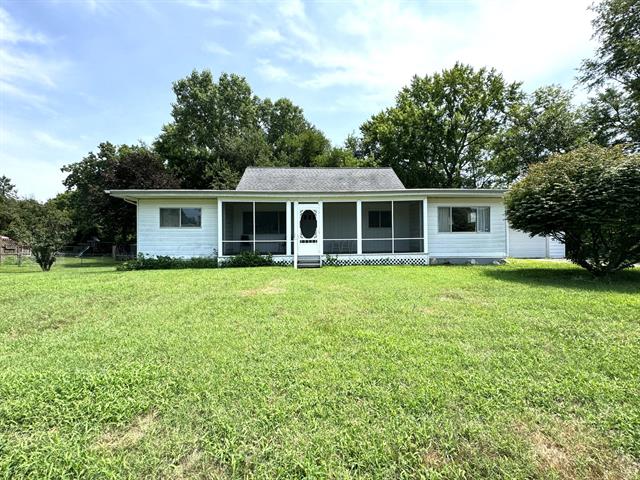 front view picture of 118 Schirmer Parkway, Buchanan, MI. 49107