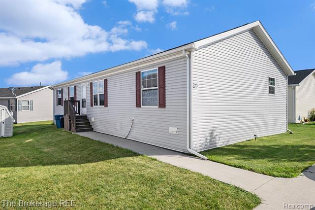 front view picture of 5248 Sheffield Drive, Holly, MI. 48442