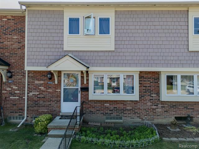 front view picture of 19910 Great Oaks Cir S, Clinton Township, MI. 48036