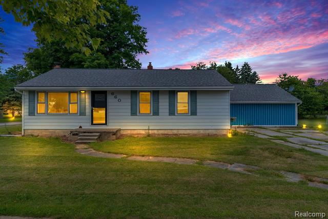 front view picture of 660 S Almont Avenue, Imlay City, MI. 48444
