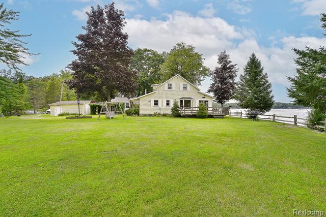 front view picture of 9618 Base Lake Road, Pinckney, MI. 48169