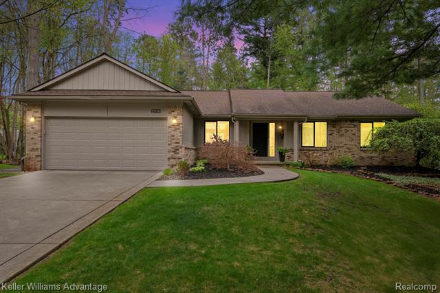 front view picture of 4081 Pinestead Dr, Walled Lake, MI. 48390