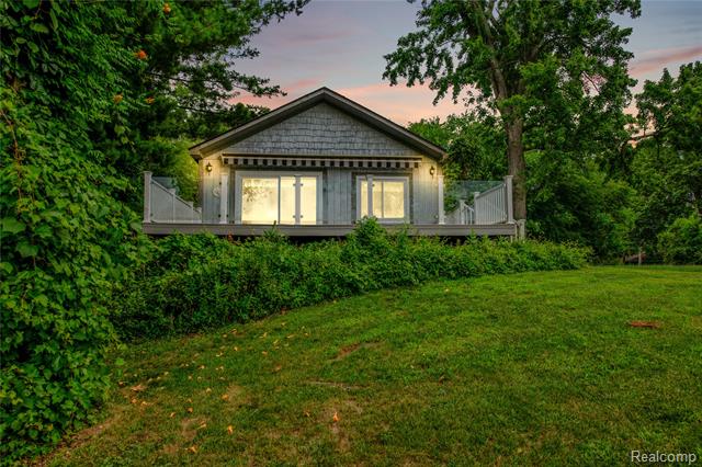 front view picture of 3870 Benstein Rd, Commerce Township, MI. 48382