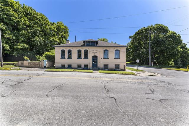front view picture of 427 Water Street, Manistee, MI. 49660
