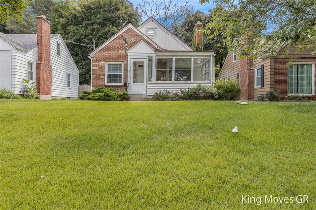 front view picture of 2444 Madison Avenue Se, Grand Rapids, MI. 49507
