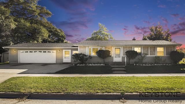 front view picture of 306 Farnham Street Sw, Grand Rapids, MI. 49548