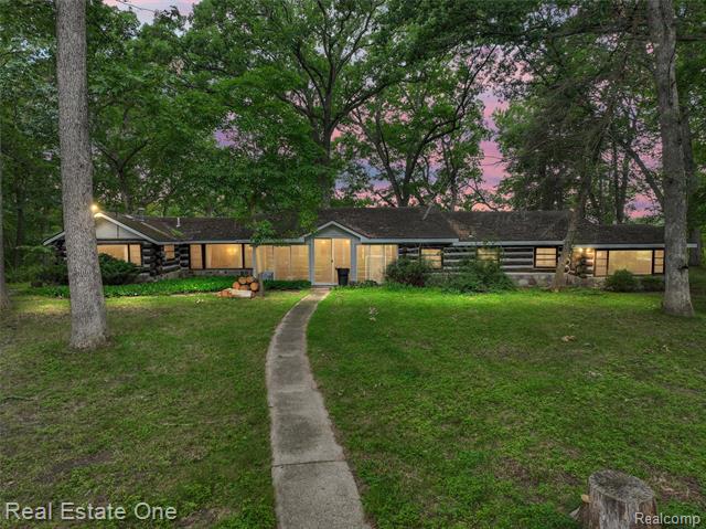 front view picture of 3511 Sutton Ln, Walled Lake, MI. 48390