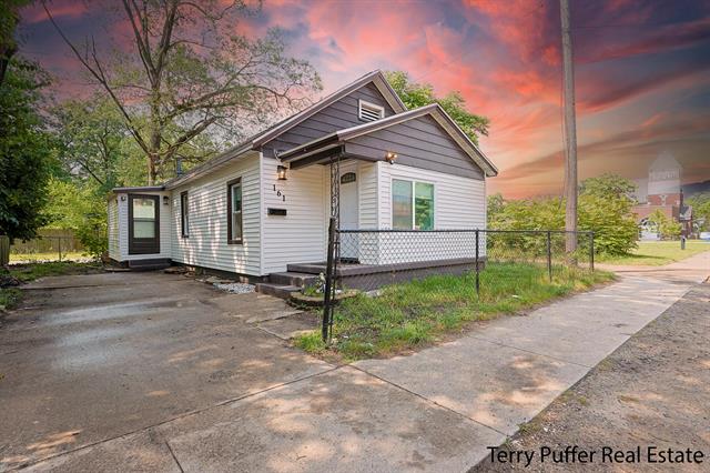 front view picture of 161 E Barney Avenue, Muskegon, MI. 49444