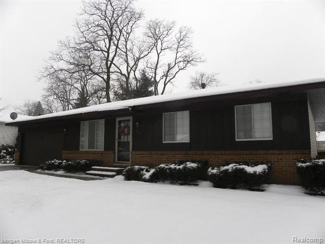 front view picture of 4090 Echo Dr, West Bloomfield, MI. 48323