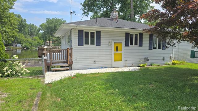 front view picture of 11534 Sunset Blvd, Pinckney, MI. 48169
