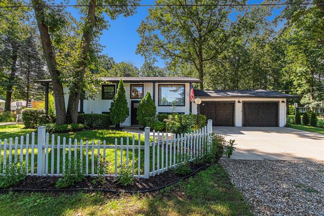 front view picture of 819 W Michigan Street, New Buffalo, MI. 49117