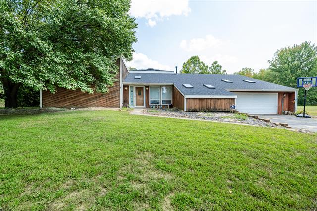 front view picture of 5419 N Watervliet Road, Watervliet, MI. 49098