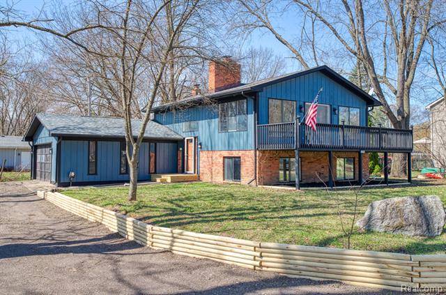 front view picture of 1379 Roberta Court, Howell, MI. 48843