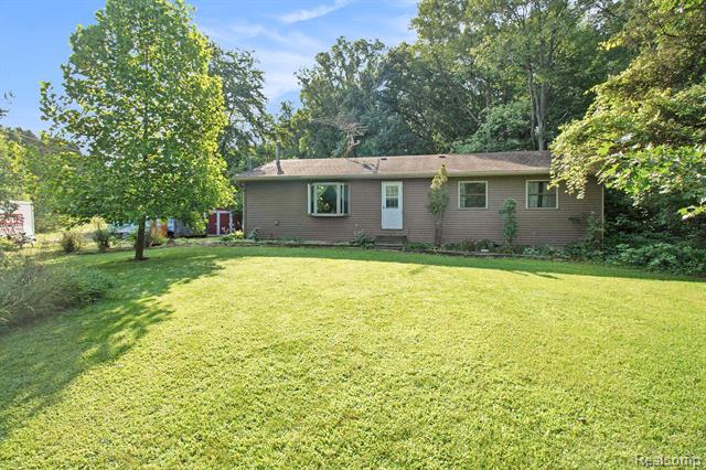 front view picture of 1400 Hoskins Drive, Howell, MI. 48855