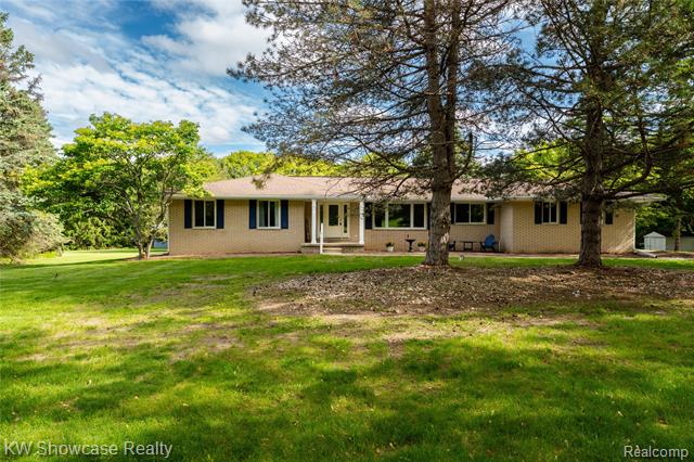 front view picture of 12225 Jeffers Lane, Fenton, MI. 48430