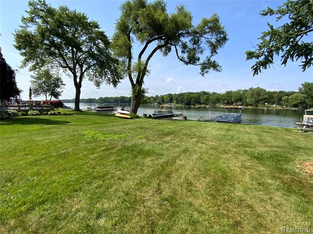 front view picture of 6930 Colony Dr, West Bloomfield, MI. 48323