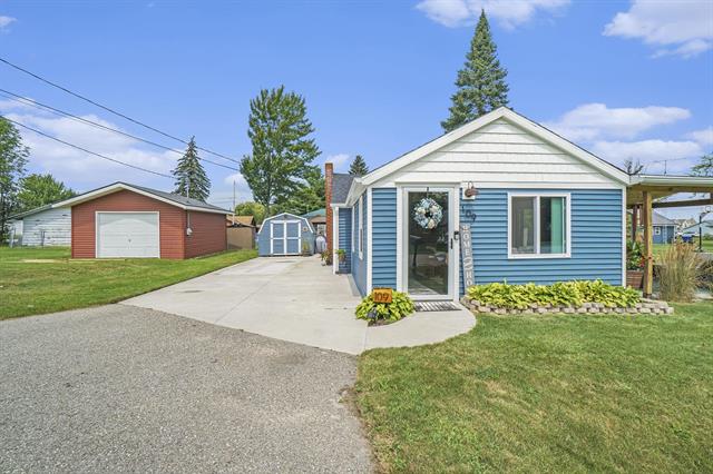 front view picture of 109 Simmer Street, Houghton Lake, MI. 48629