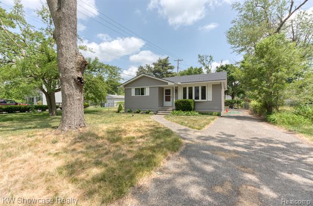 front view picture of 4035 Circle Blvd, West Bloomfield, MI. 48323