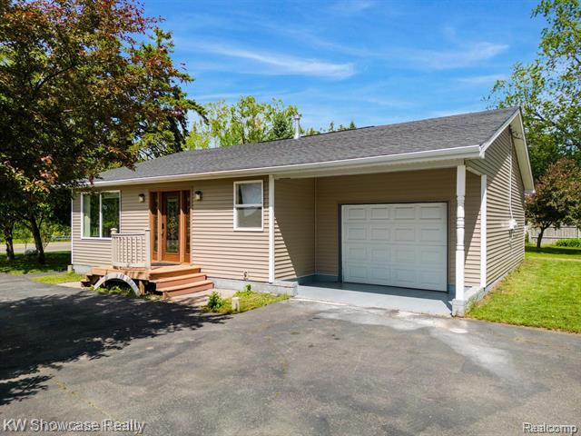 front view picture of 7969 Richardson Rd, West Bloomfield, MI. 48323