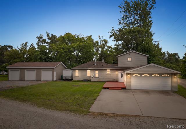 front view picture of 3811 Benstein Rd, Commerce Township, MI. 48382
