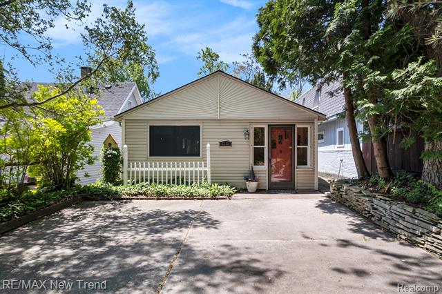 front view picture of 4044 Fieldview Ave, West Bloomfield, MI. 48324