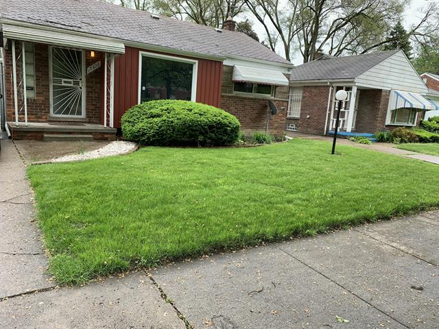 front view picture of 17576 Hubbell Street, Detroit, MI. 48235