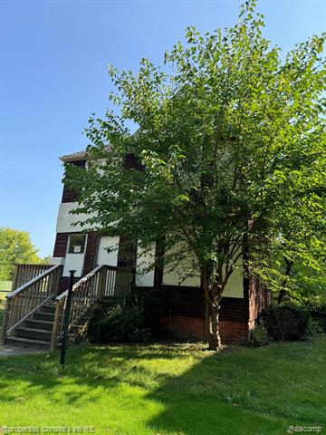 front view picture of 2986 Cadillac Boulevard, Detroit, MI. 48214
