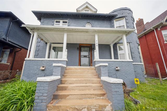 front view picture of 700 W Euclid Street, Detroit, MI. 48202