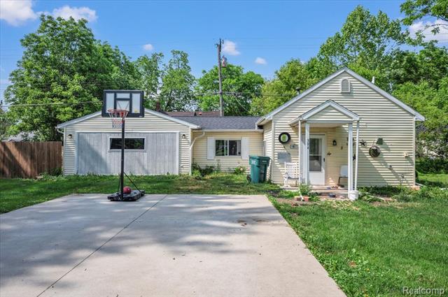 front view picture of 394 S Elm Street, Lapeer, MI. 48446