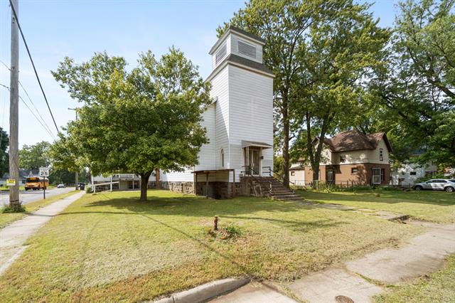 front view picture of 1302 Cooper Street, Jackson, MI. 49202