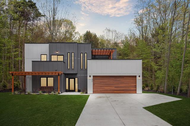 front view picture of 455 N Lakeshore Drive, Holland, MI. 49424