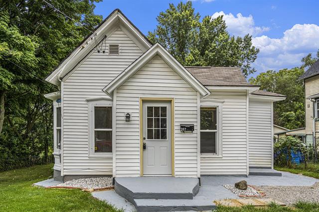 front view picture of 207 W Fountain Street, Battle Creek, MI. 49037