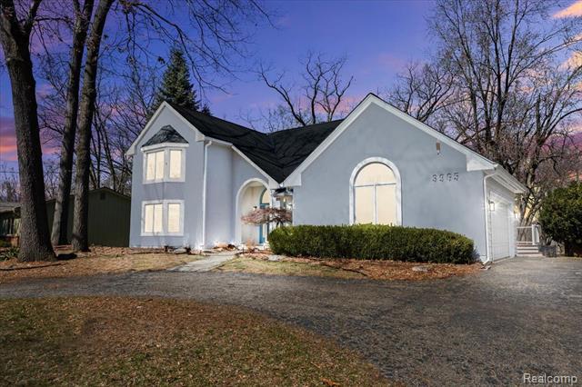 front view picture of 3965 N Vanstone Dr, Commerce Township, MI. 48382