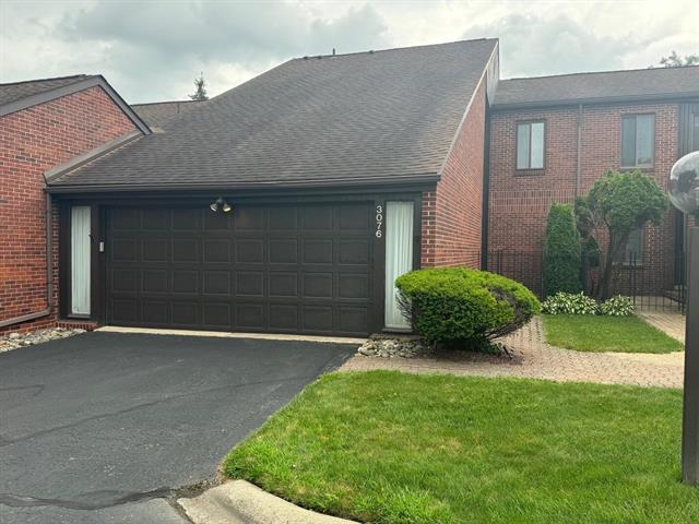front view picture of 3076 Lindenwood Drive, Dearborn, MI. 48120