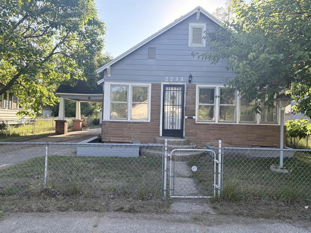 front view picture of 2233 Mcilwraith Street, Muskegon, MI. 49444