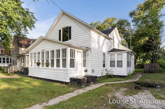front view picture of 216 W Forest Avenue, Muskegon, MI. 49441
