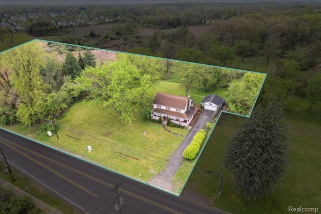 front view picture of 260 S Dexter Street, Pinckney, MI. 48169