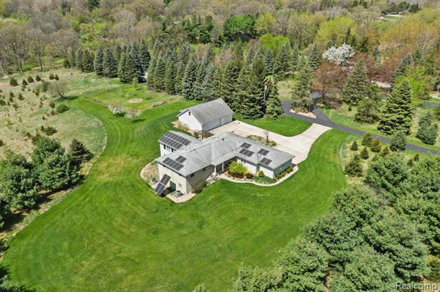 front view picture of 5480 Kensington Road, Brighton, MI. 48114