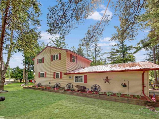 front view picture of 5837 Eaton Drive, Gladwin, MI. 48624