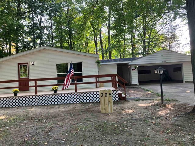 front view picture of 305 Hudson Avenue, Houghton Lake, MI. 48629